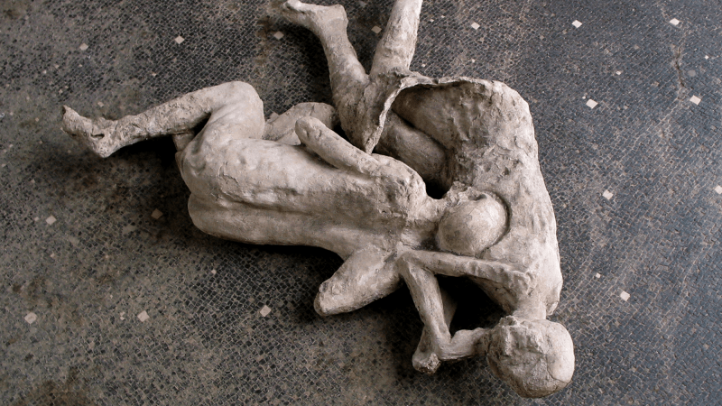 two bodies from pompeii preserved in white plaster