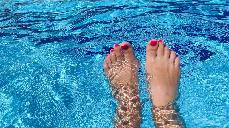 toes in pool